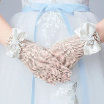 Детские перчатки белые короткие атласные на ощупь для мальчика с цветочным узором для девочки
