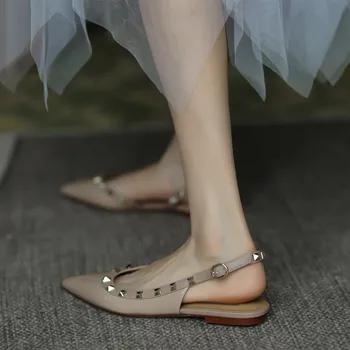 Женские трендовые сандалии 2023 Лето Новый стиль Модные туфли на плоской подошве с заостренными заклепками Удобные повседневные универсальные пляжные тапочки