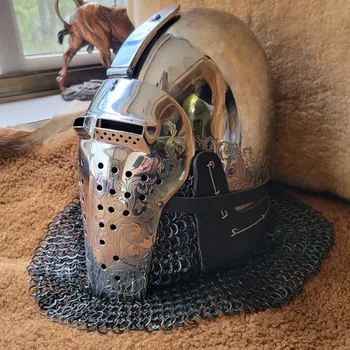 Средневековый шлем В виде бацинета из нержавеющей стали включает в себя вырезанную лазером лицевую броню почтовых отправлений.